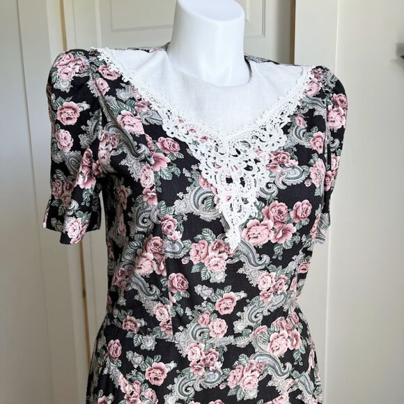 80s floral dress with lace collar and pockets - Picture 3 of 9